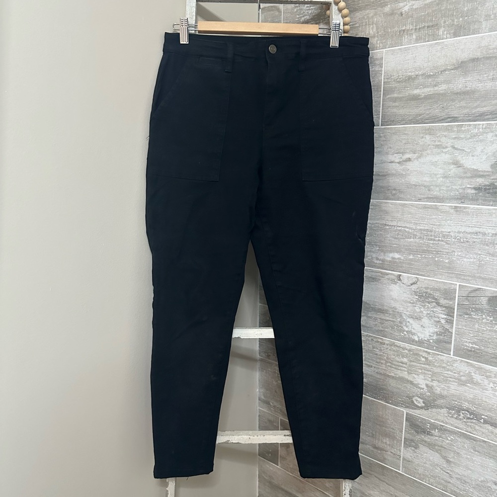 Social Standard Skinny Pants in Black